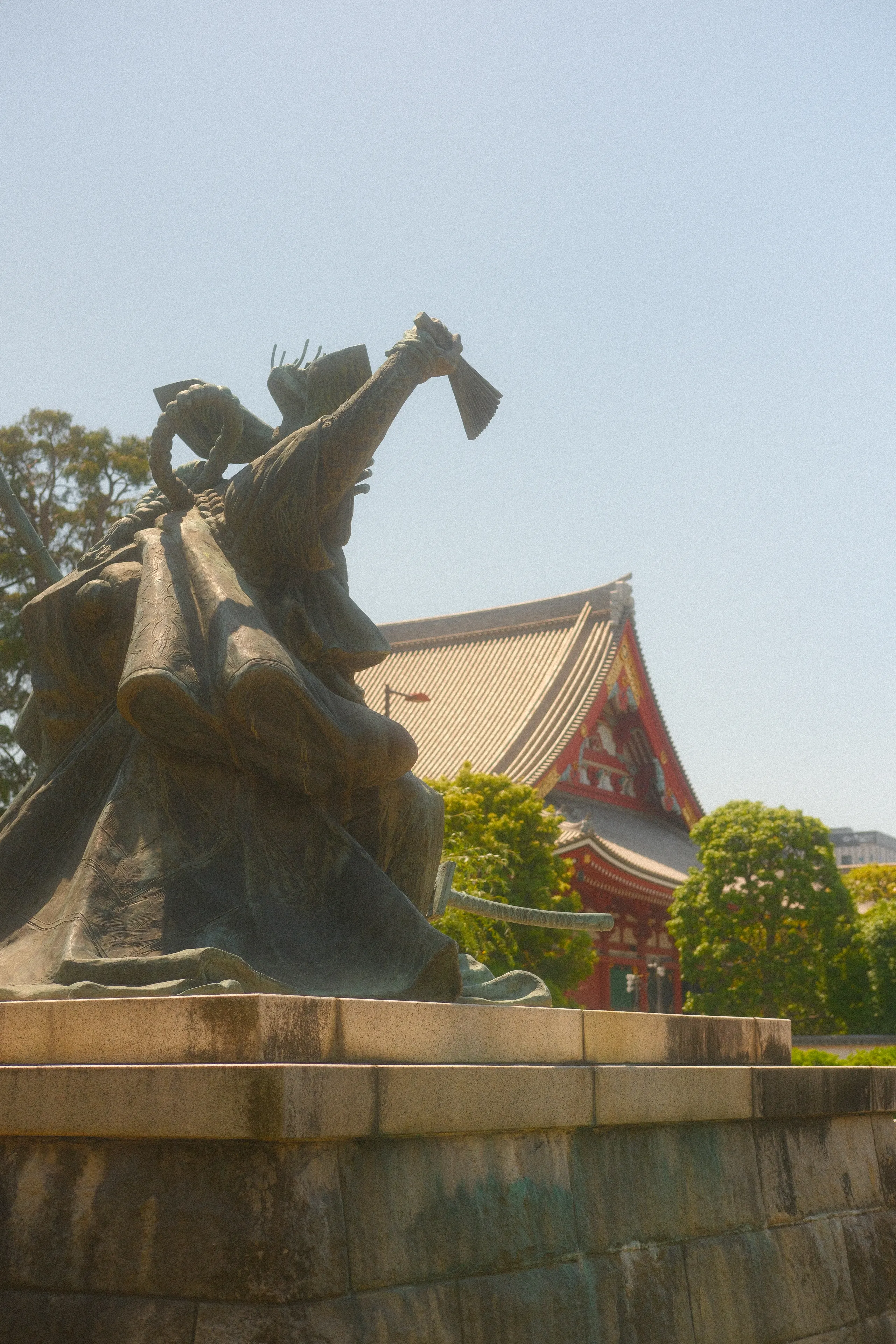 A bronze statue in front of Sensō-ji's main hall