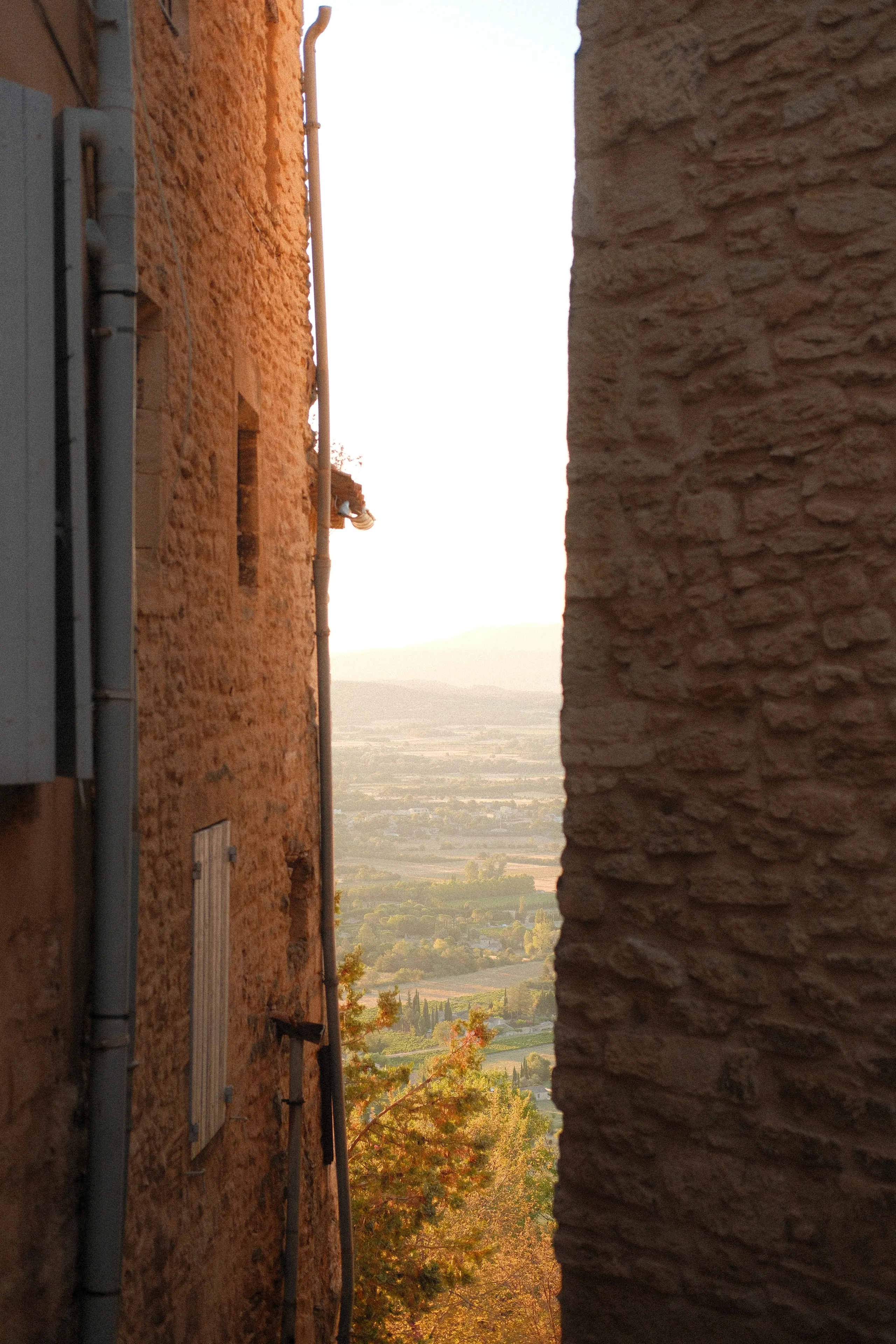 A sliver of the Luberon valley between two stone walls in Gordes